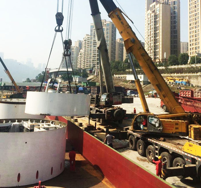 卫东吊车作业中