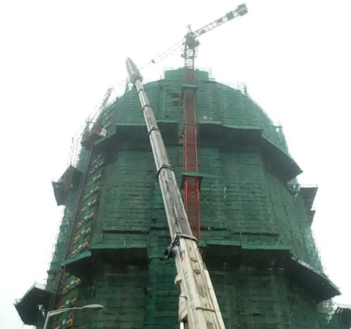 卫东吊车在工地上作业
